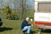 Joop Stam_caravan_pootje uitdraaien