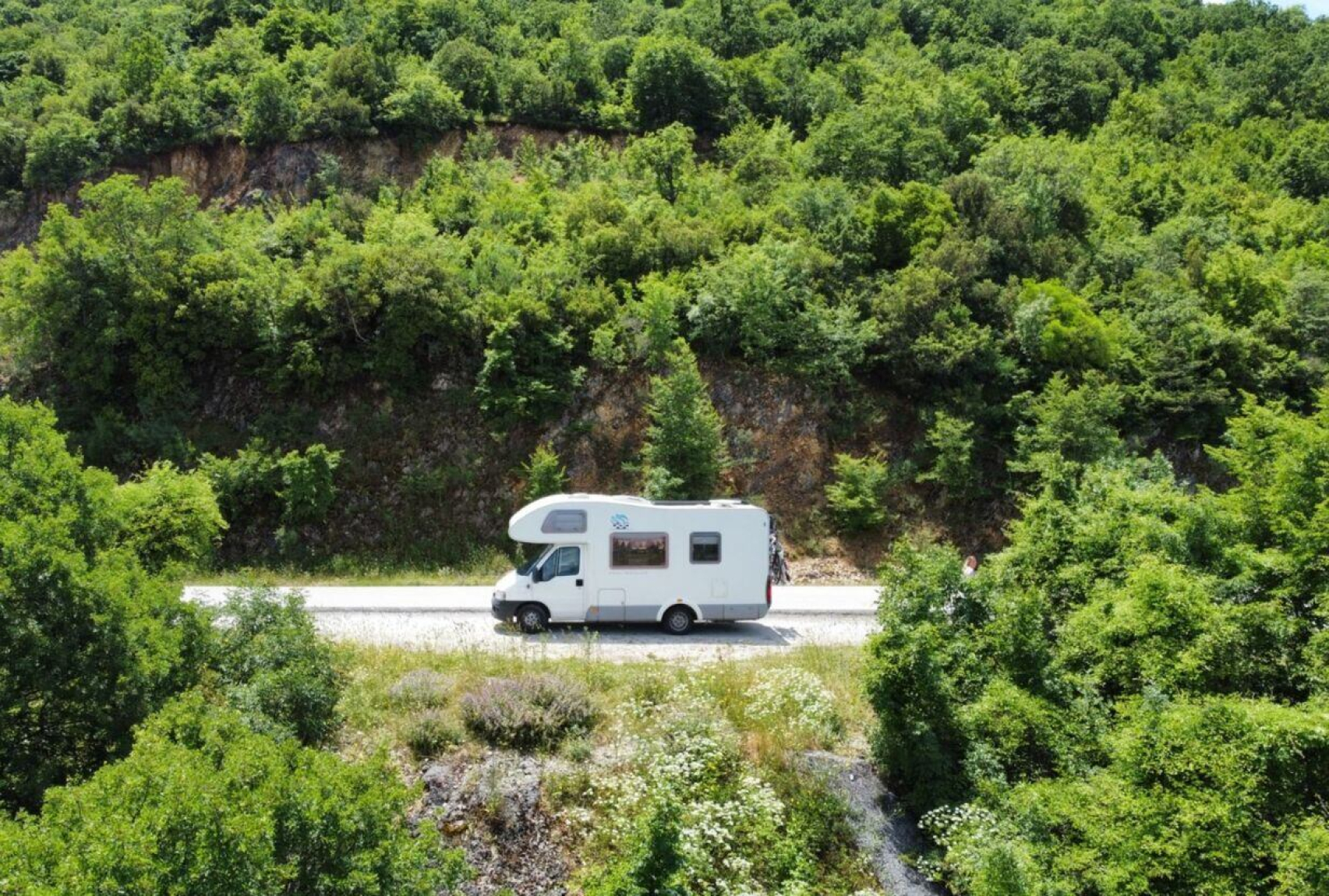 Familie Hommes_camperreis_Zuid-Europa_camper in het landschap