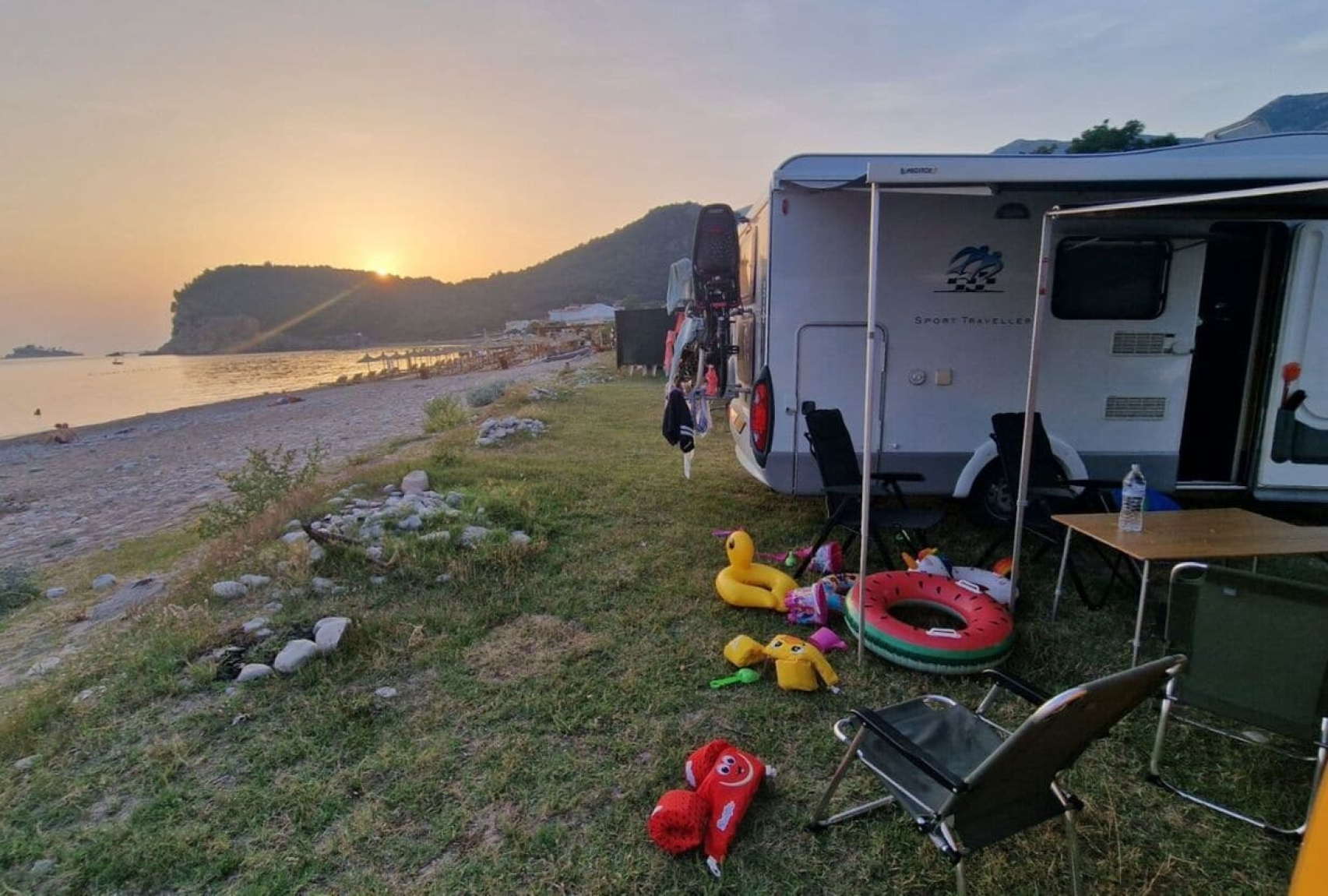 Familie-Hommes_camperreis_Zuid-Europa_camper-aan-het-strand_ondergaande-zon-1705x1150_c_optimized_300