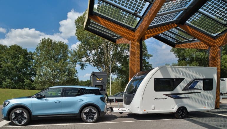 Ford Explorer_opladen bij Fastned_met caravan aangekoppeld